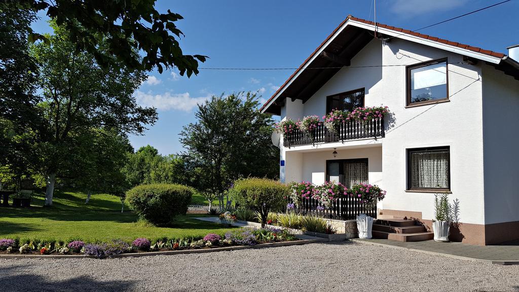 Apartment Lipa Irinovac Bagian luar foto